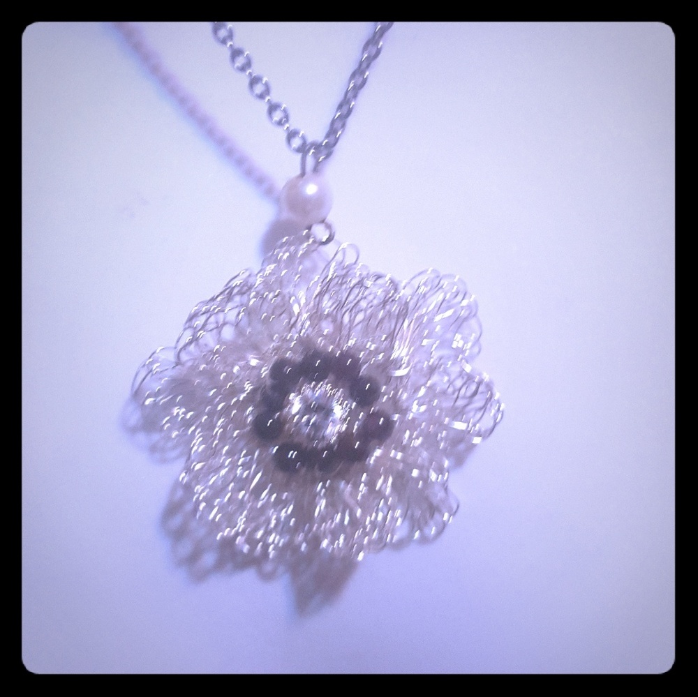 A fliwer pendant with chain